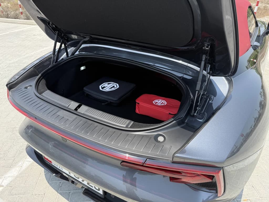 MG Cyberster 2025 Gray trunk open