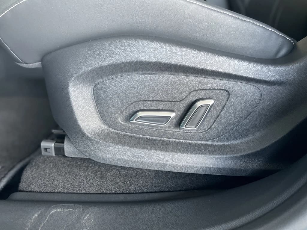 MG Whale 2024 Blue front seats