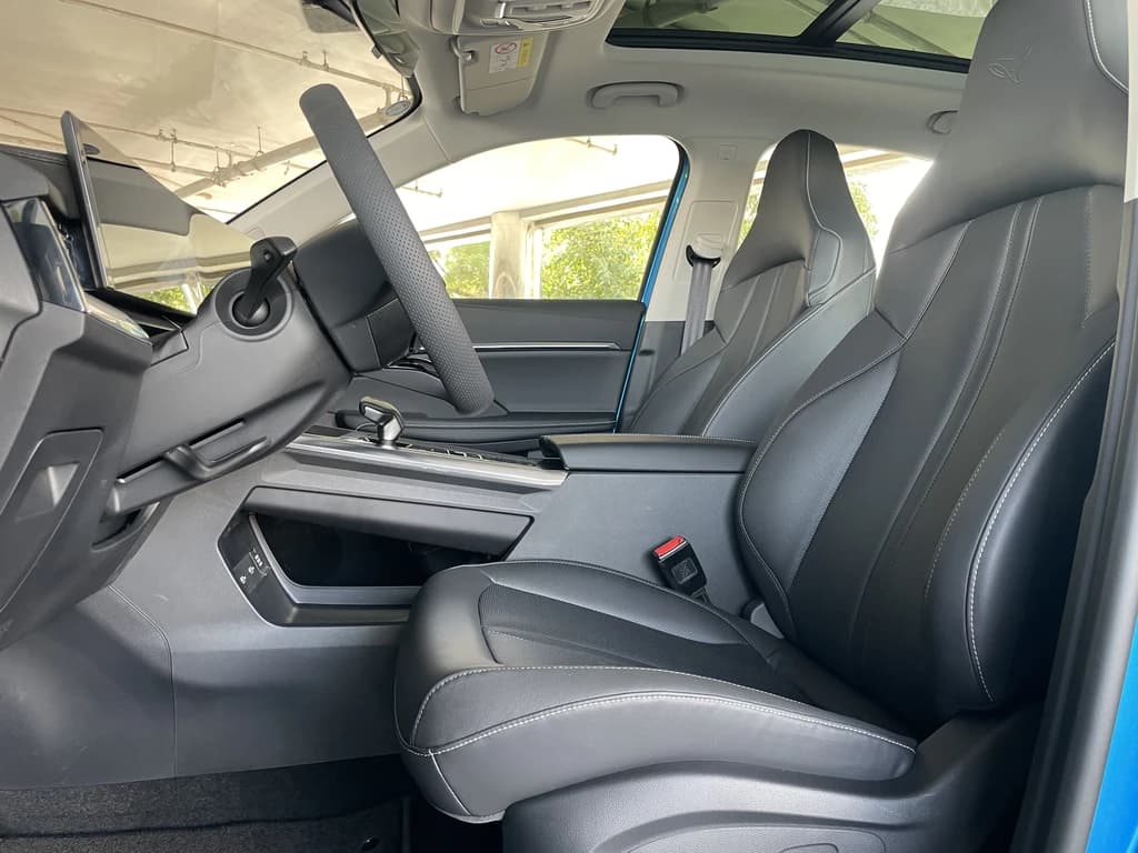 MG Whale 2024 Blue front seats