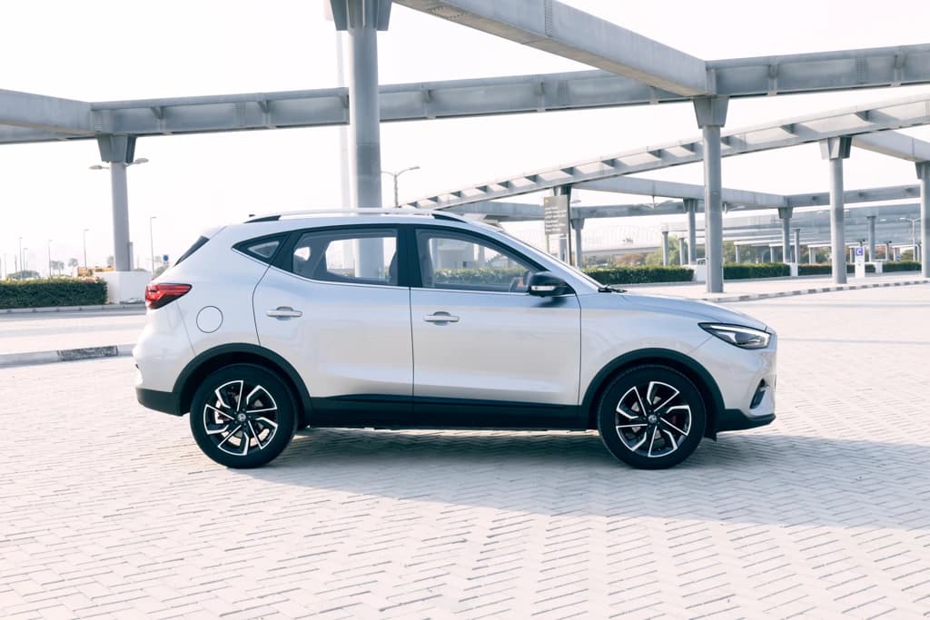 MG ZS 2023 Silver side right