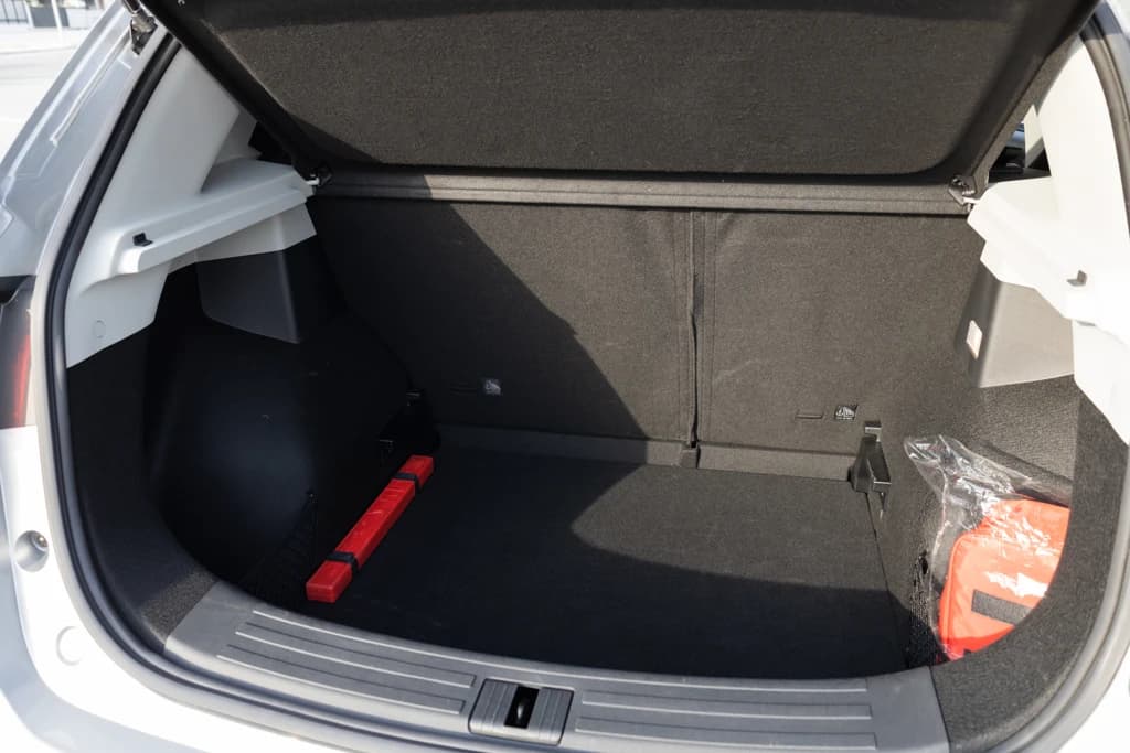 MG ZS 2023 Silver trunk interior