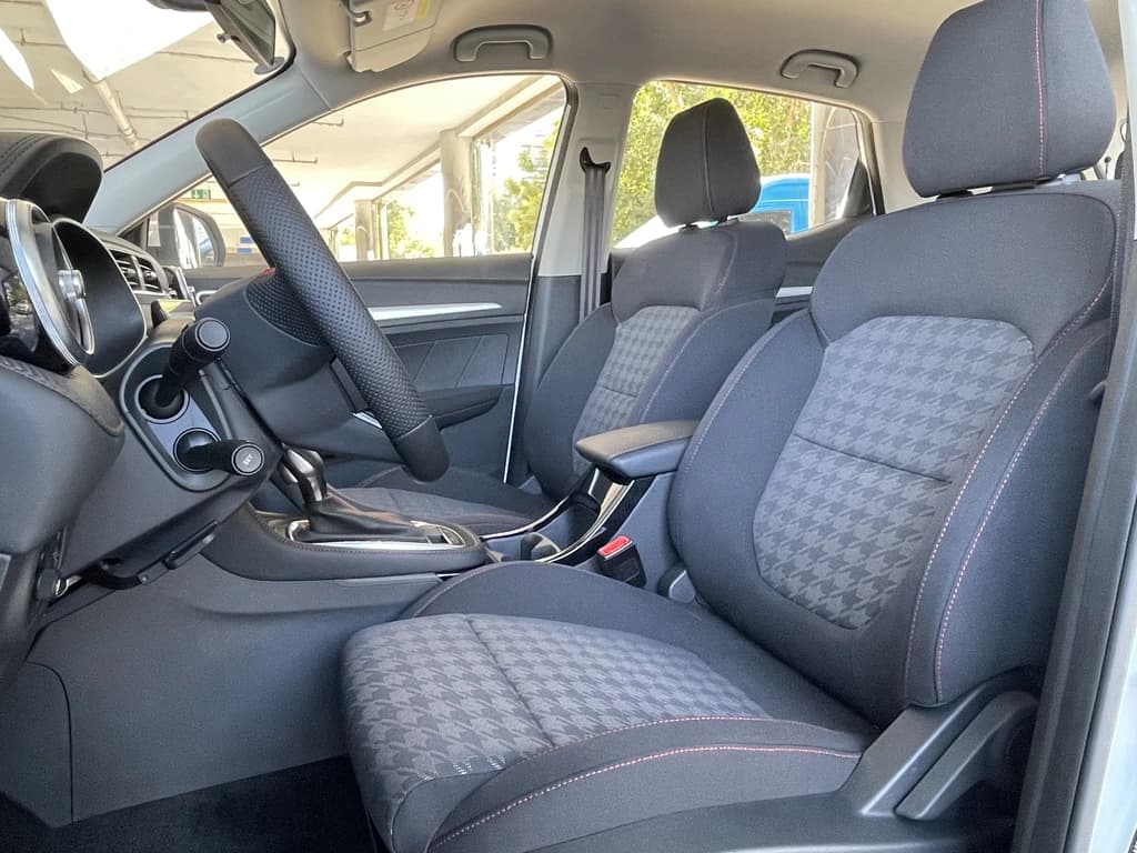 MG ZS 2024 White front seats