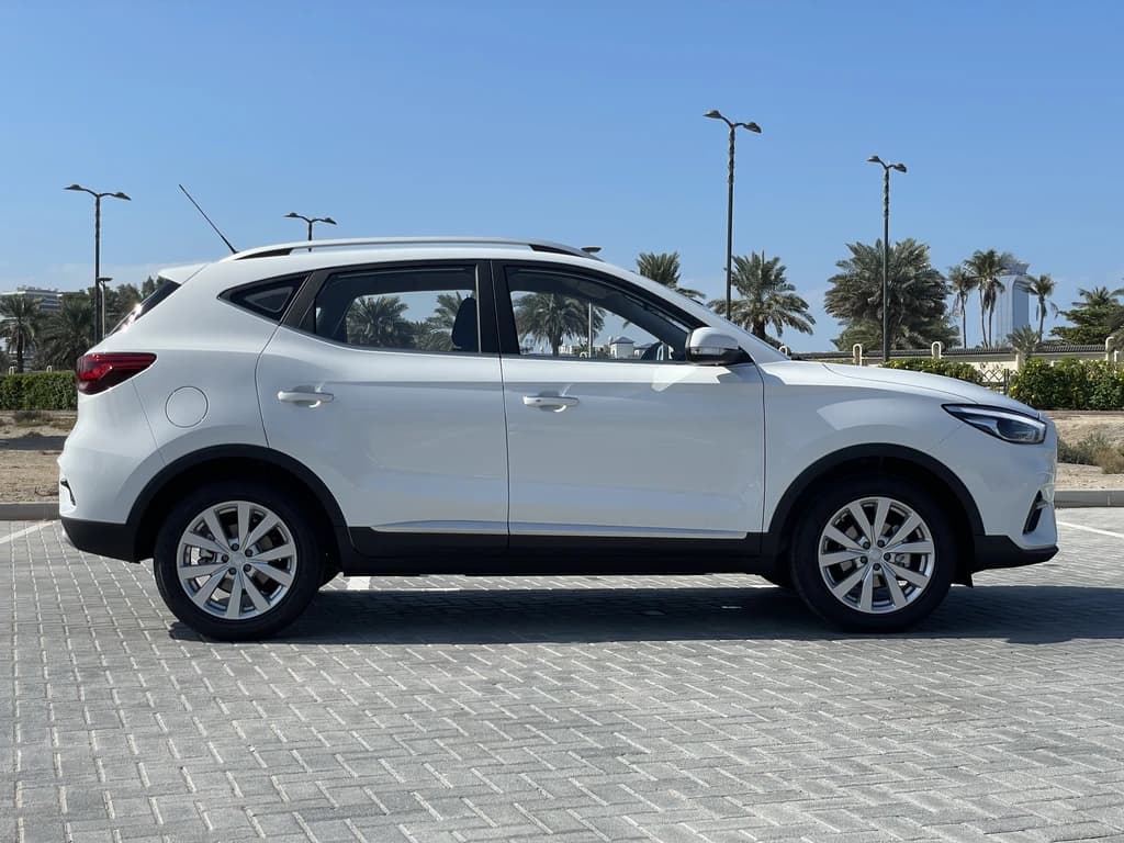 MG ZS 2024 White side right