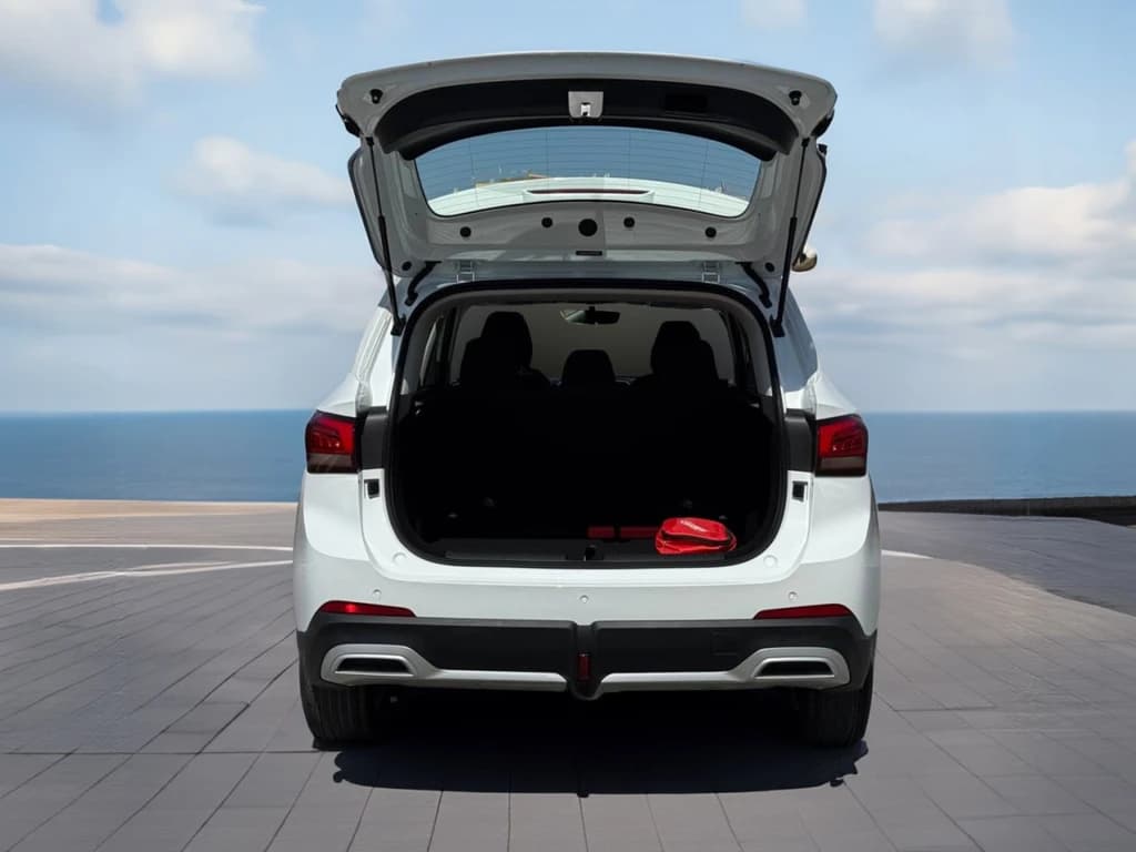 MG ZS 2025 White trunk open