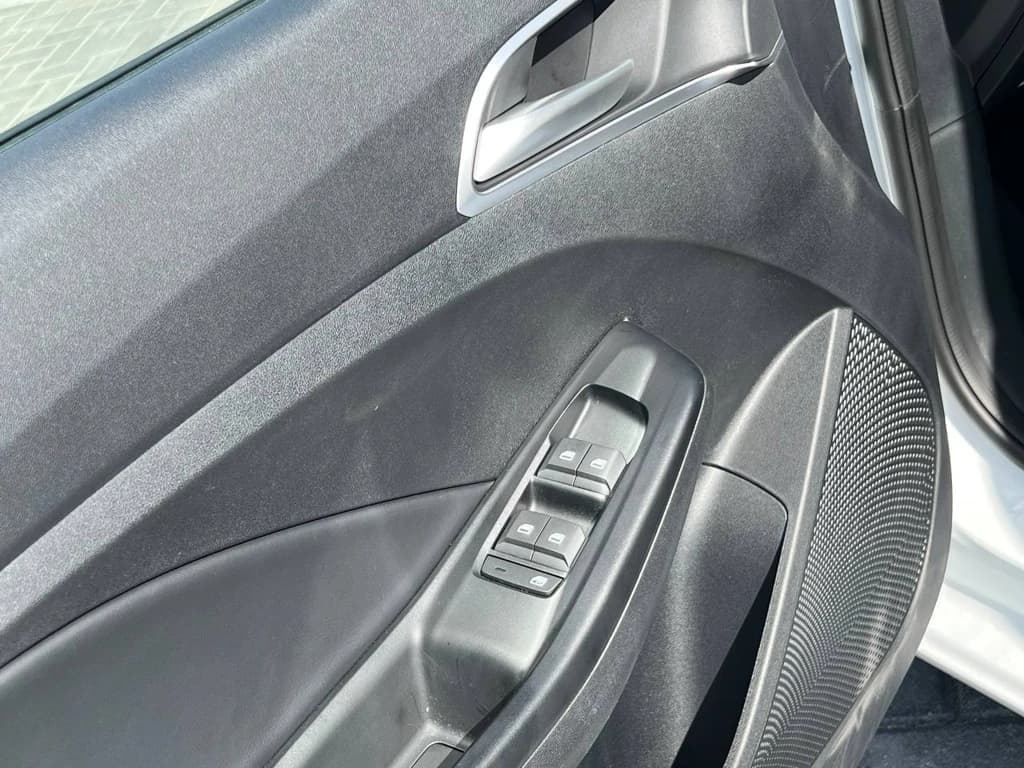 MG3 2024 White door panel