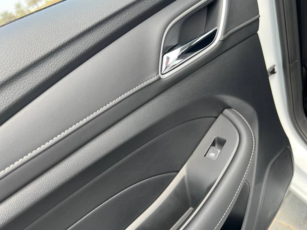 MG5 2024 White door panel