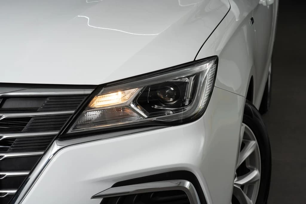 MG5 2024 White headlight