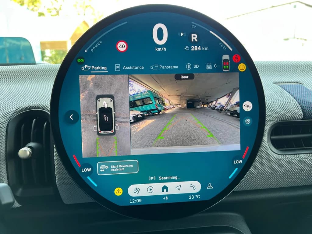 Mini Cooper 2025 White infotainment screen