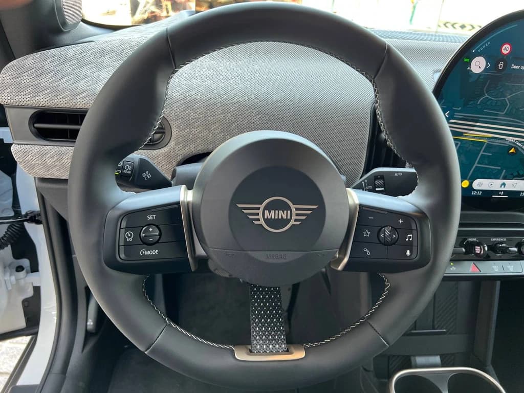 Mini Cooper 2025 White steering wheel