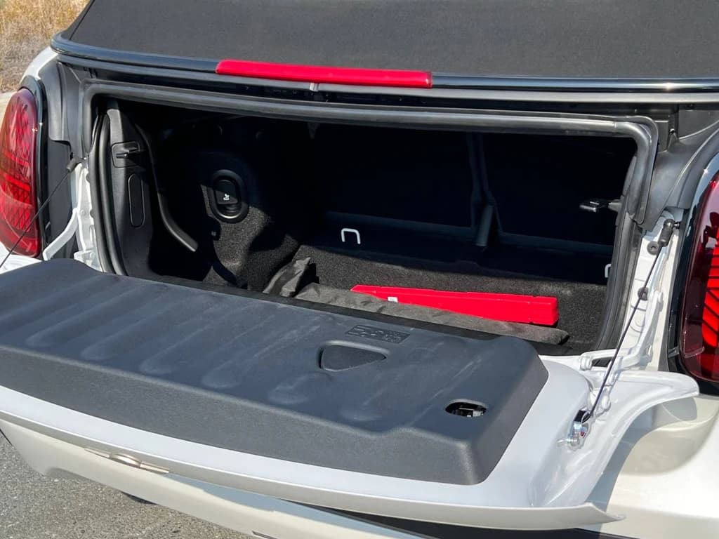 Mini Cooper 2025 White trunk open