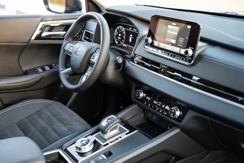 Mitsubishi Outlander 2025 Gray dashboard