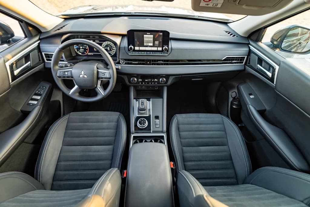Mitsubishi Outlander 2025 Gray dashboard
