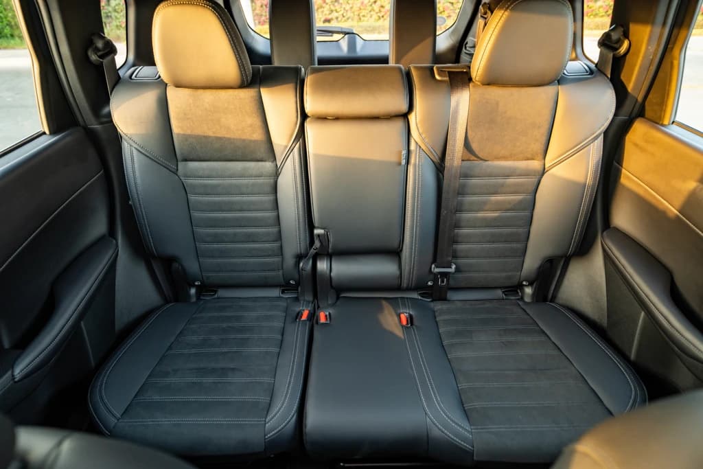 Mitsubishi Outlander 2025 Gray rear seats
