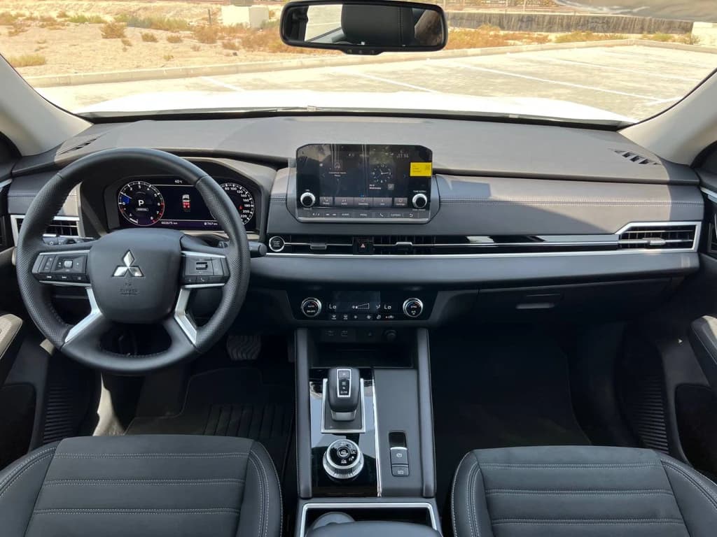 Mitsubishi Outlander White dashboard