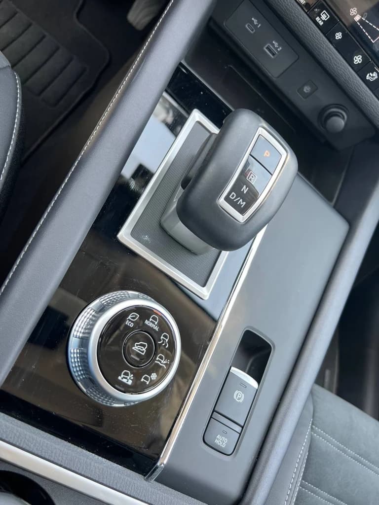 Mitsubishi Outlander White dashboard