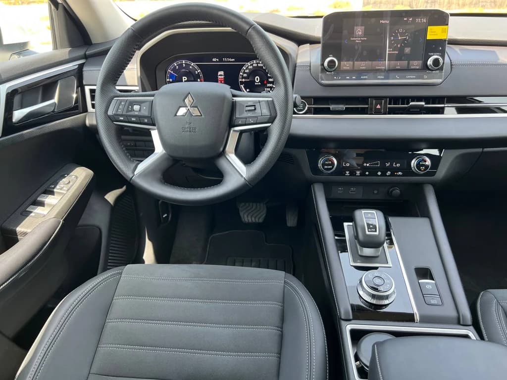 Mitsubishi Outlander White dashboard