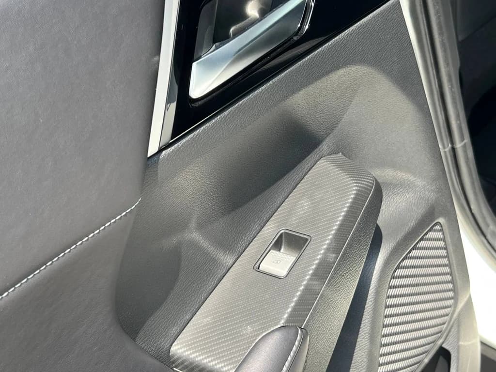 Mitsubishi Outlander White door panel