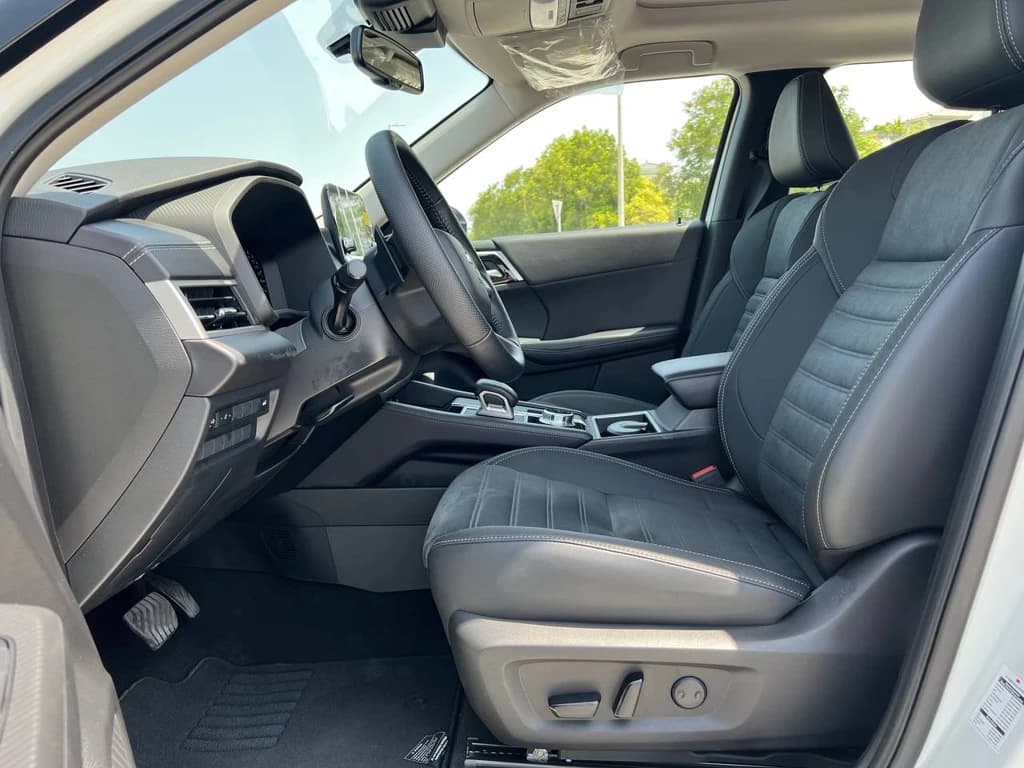 Mitsubishi Outlander White front seats