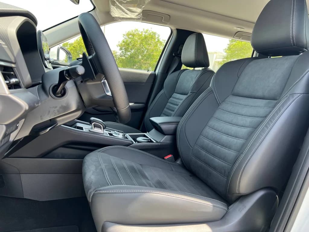 Mitsubishi Outlander White front seats