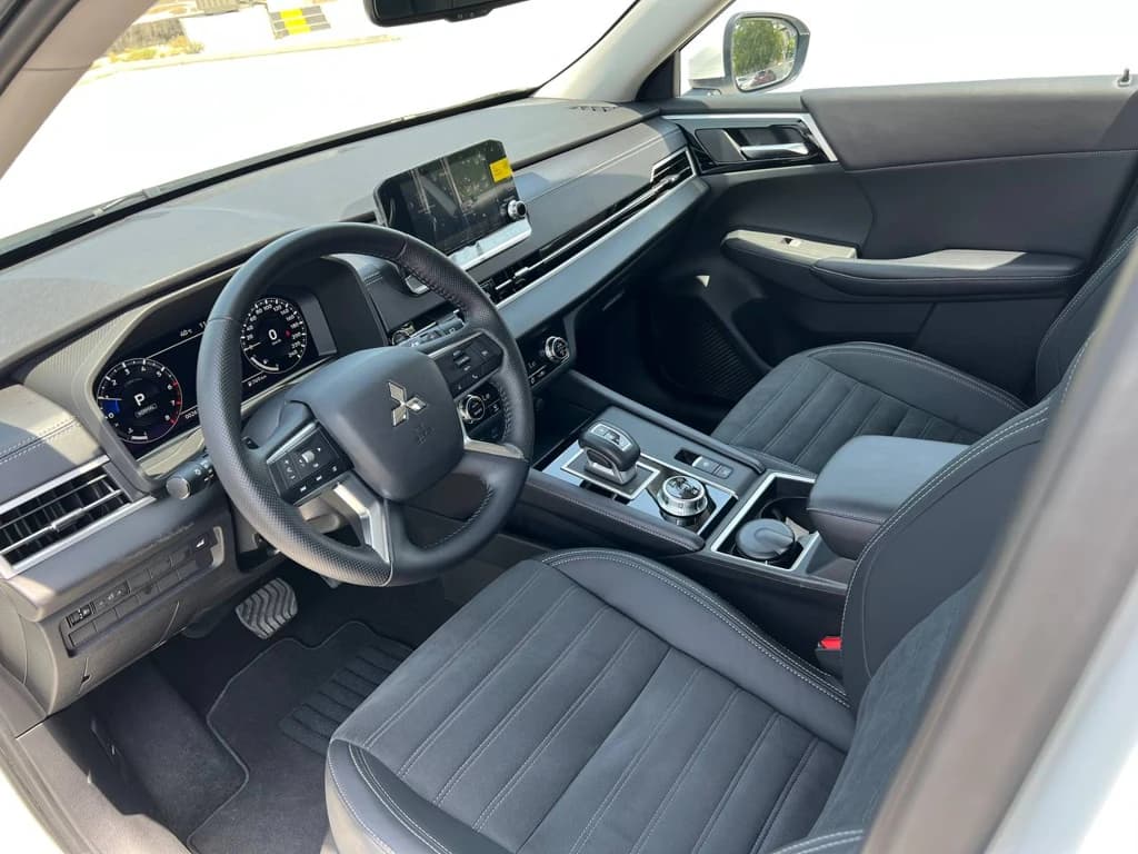 Mitsubishi Outlander White interior front