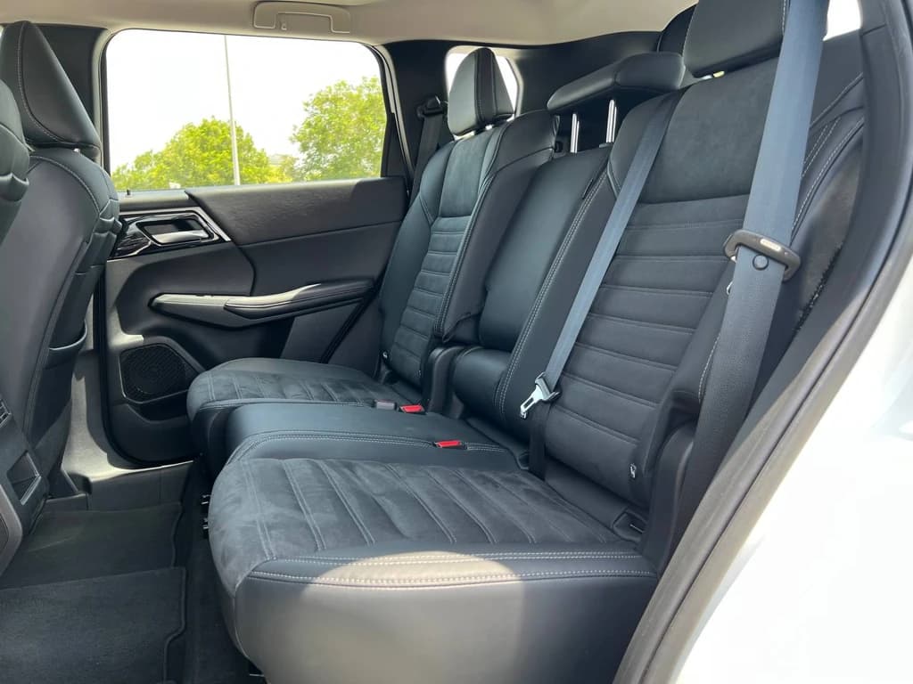 Mitsubishi Outlander White rear seats