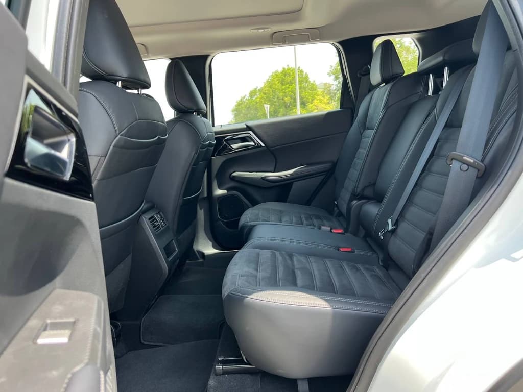 Mitsubishi Outlander White rear seats