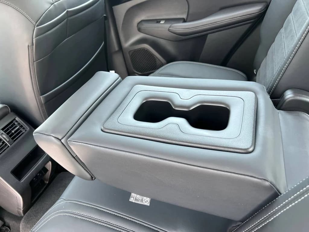 Mitsubishi Outlander White rear seats