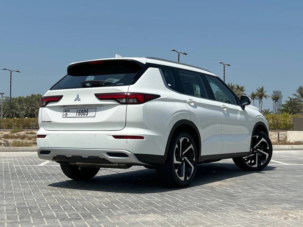 Mitsubishi Outlander White rear side