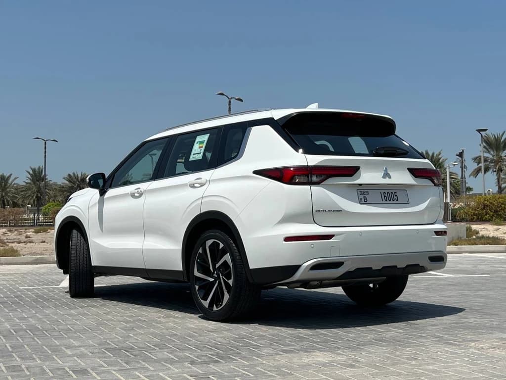 Mitsubishi Outlander White rear side