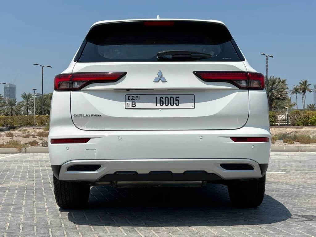 Mitsubishi Outlander White rear