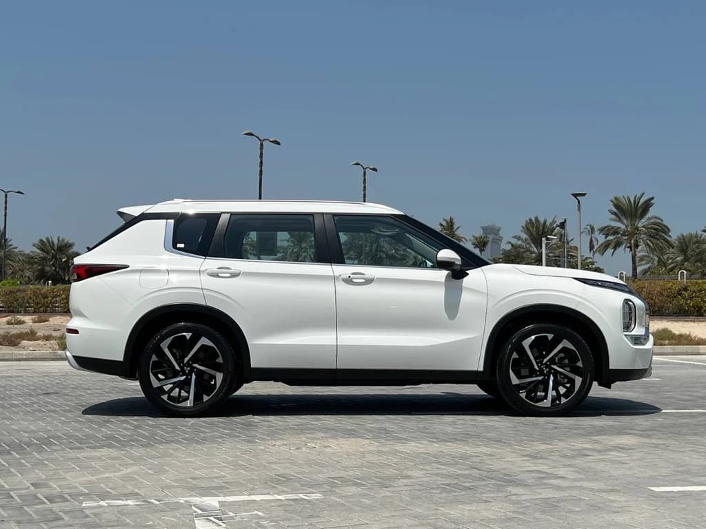 Mitsubishi Outlander White side right