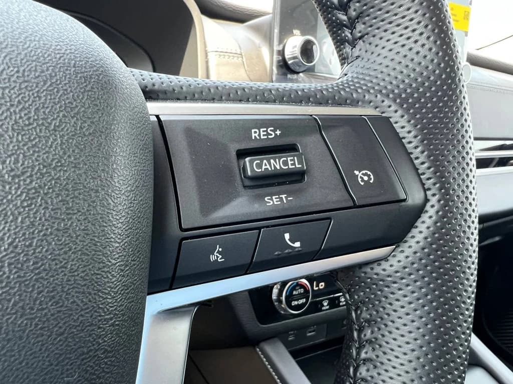 Mitsubishi Outlander White steering wheel