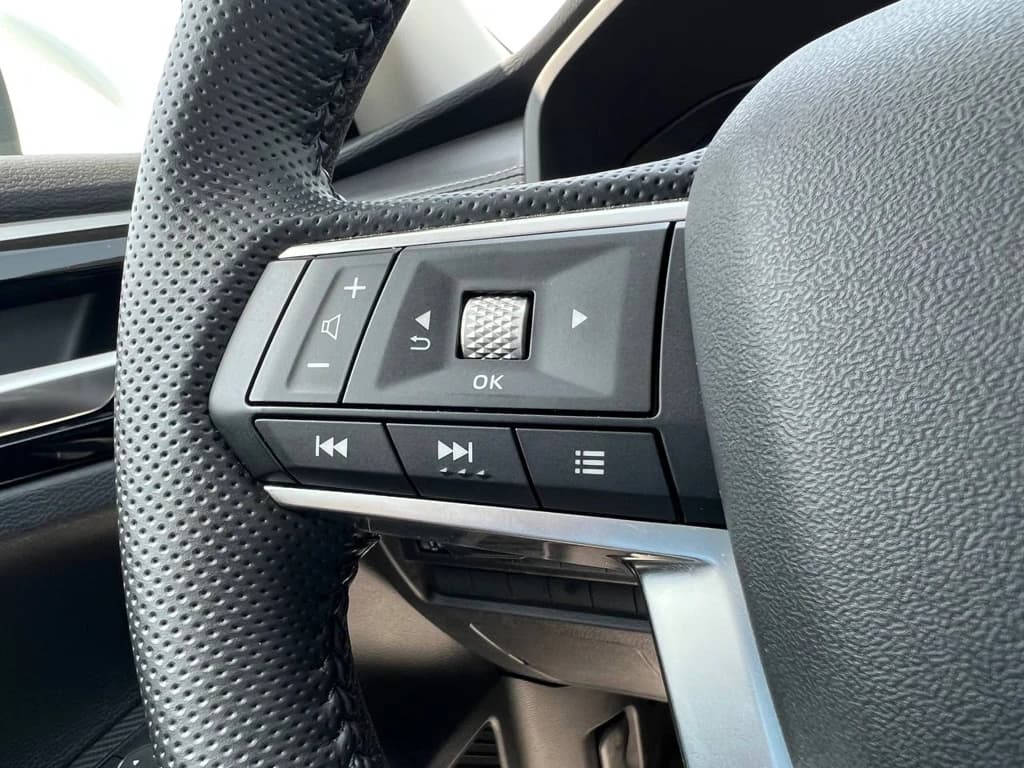 Mitsubishi Outlander White steering wheel