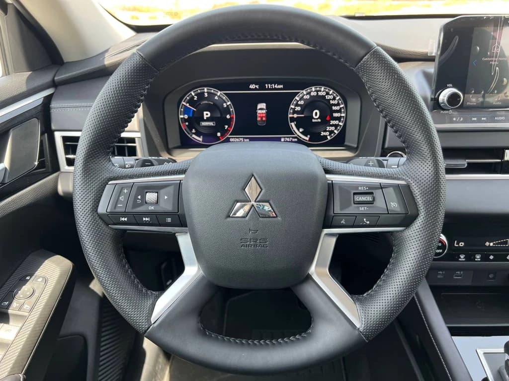 Mitsubishi Outlander White steering wheel