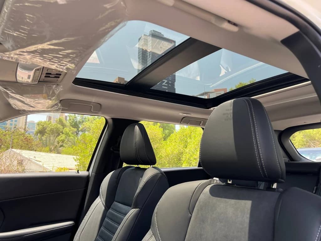 Mitsubishi Outlander White sunroof