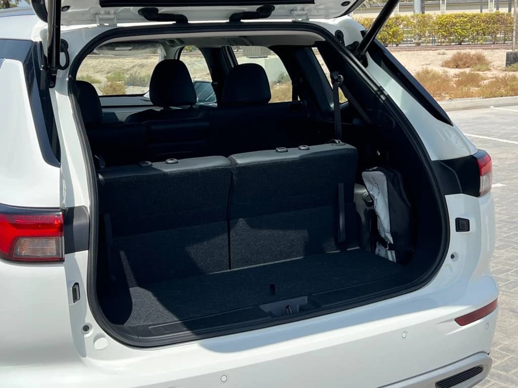 Mitsubishi Outlander White trunk interior