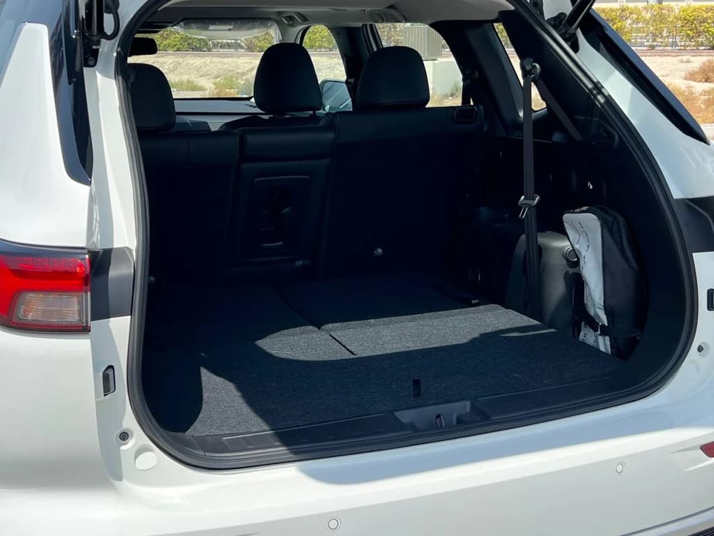 Mitsubishi Outlander White trunk interior