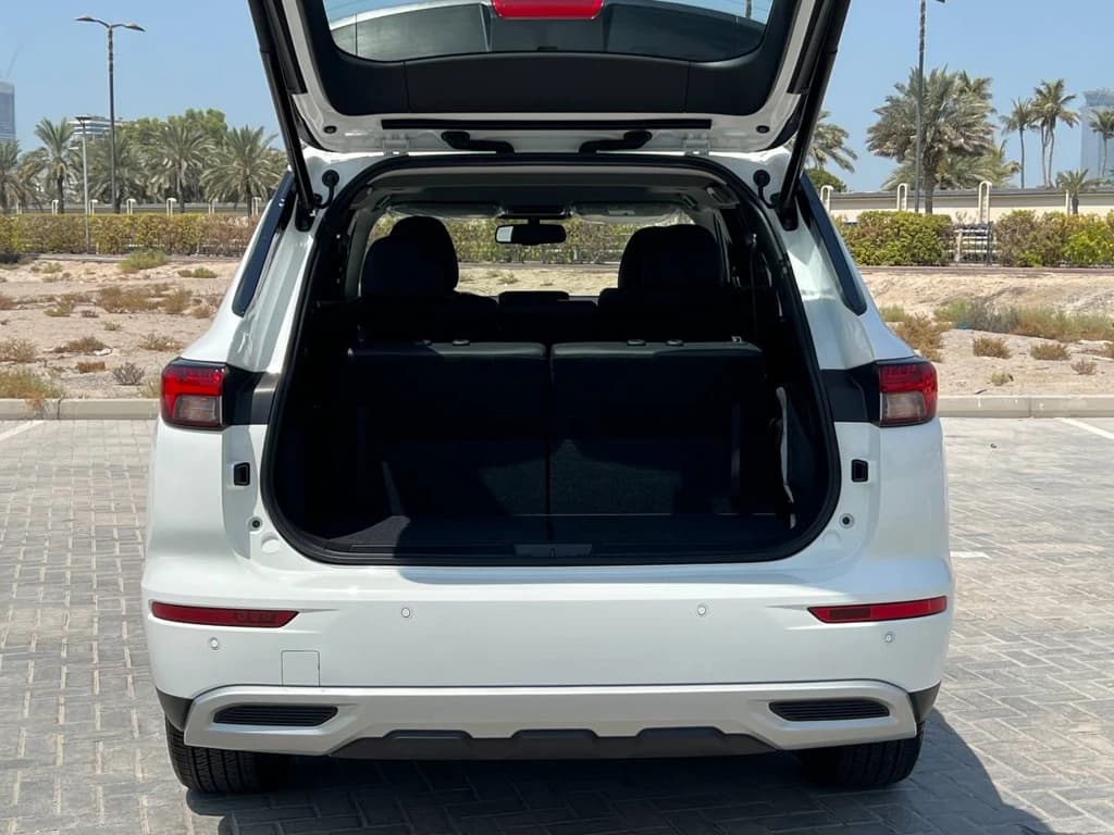 Mitsubishi Outlander White trunk open