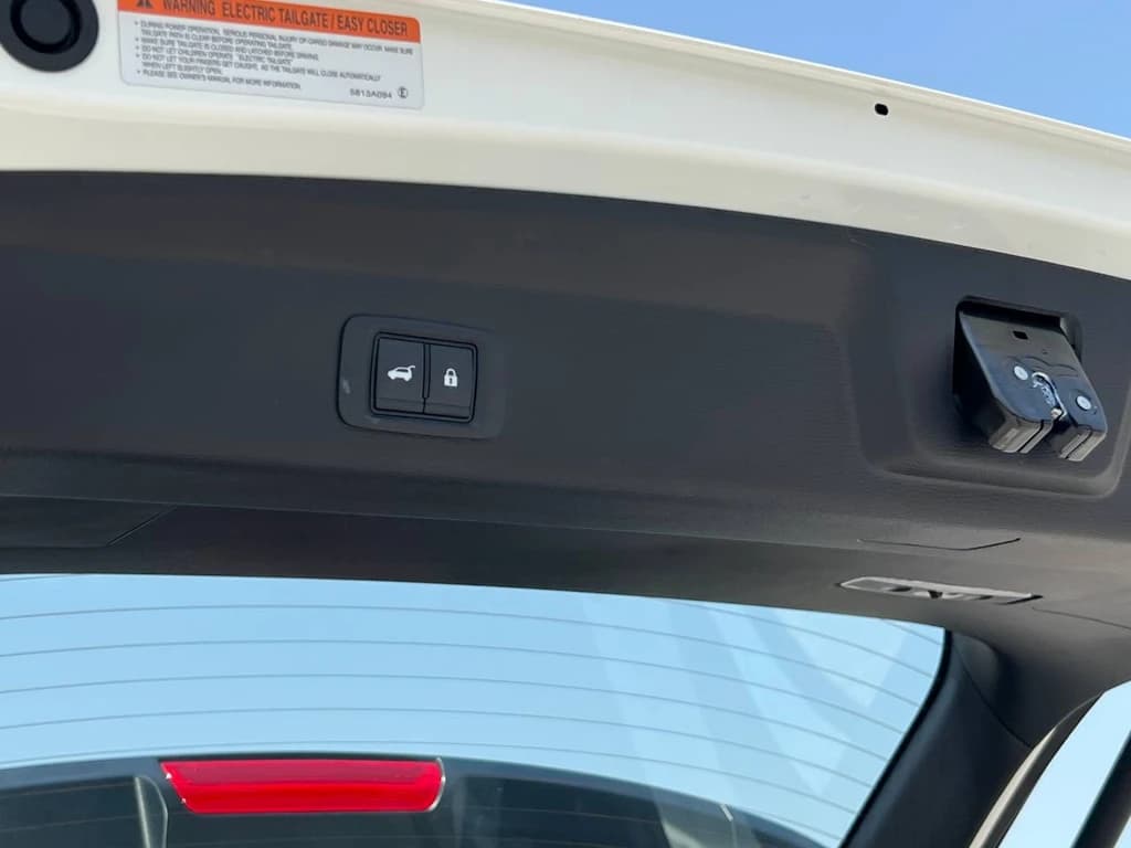 Mitsubishi Outlander White trunk open