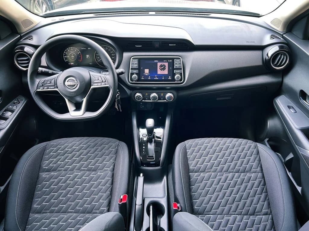 Nissan Kicks 2023 Gray dashboard