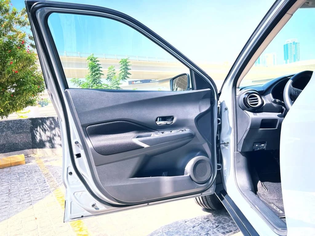Nissan Kicks 2023 Gray door panel
