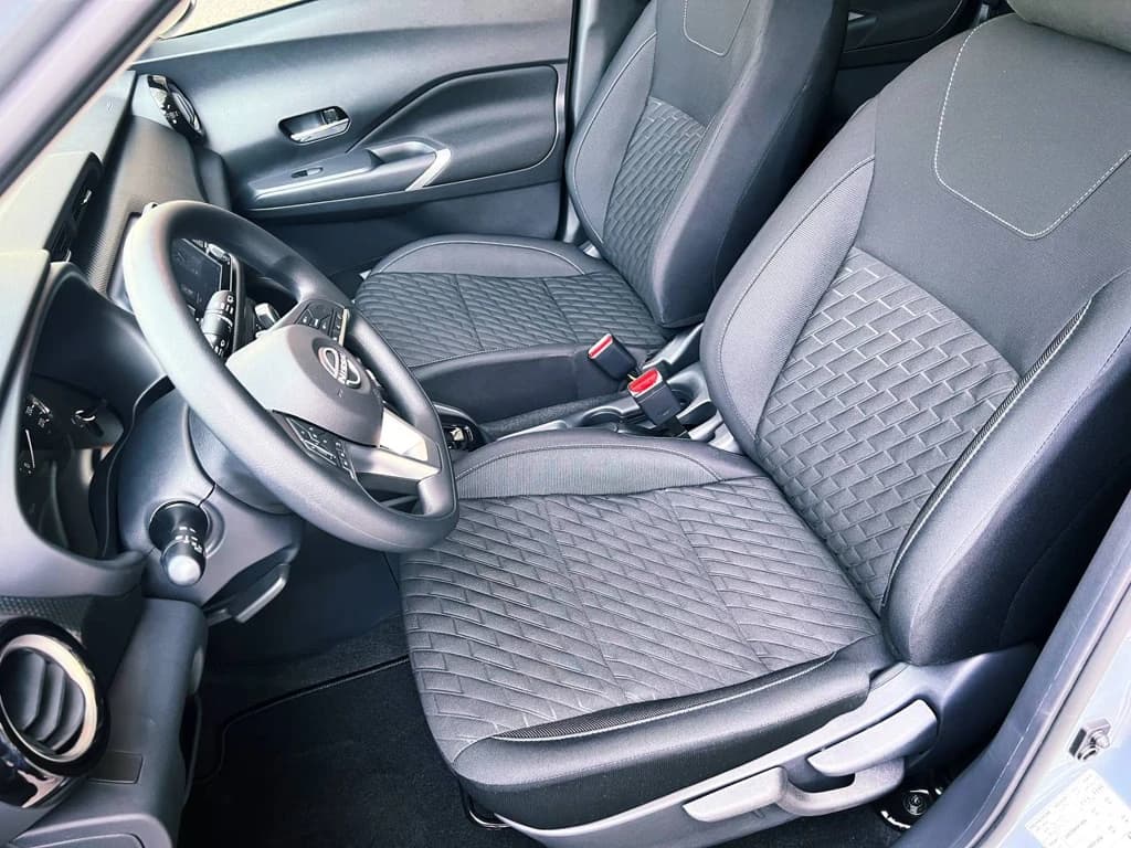 Nissan Kicks 2023 Gray front seats