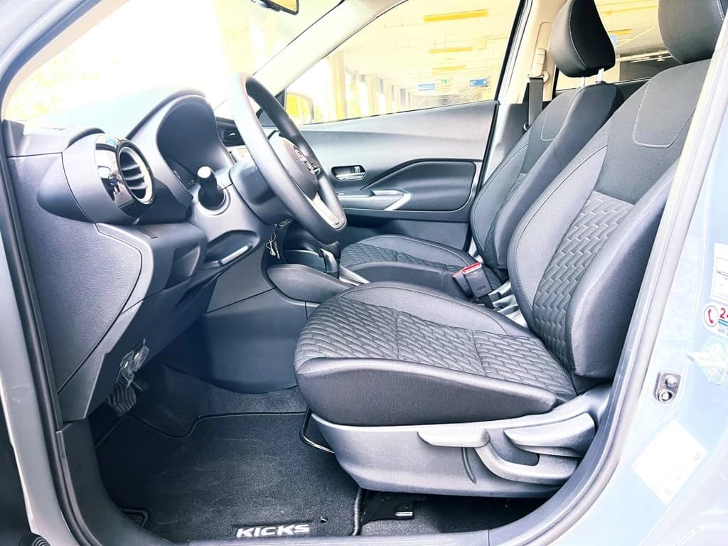 Nissan Kicks 2023 Gray front seats