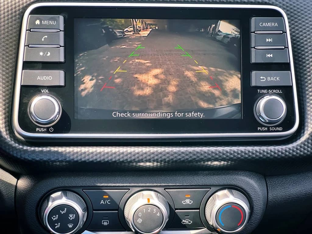 Nissan Kicks 2023 Gray infotainment screen