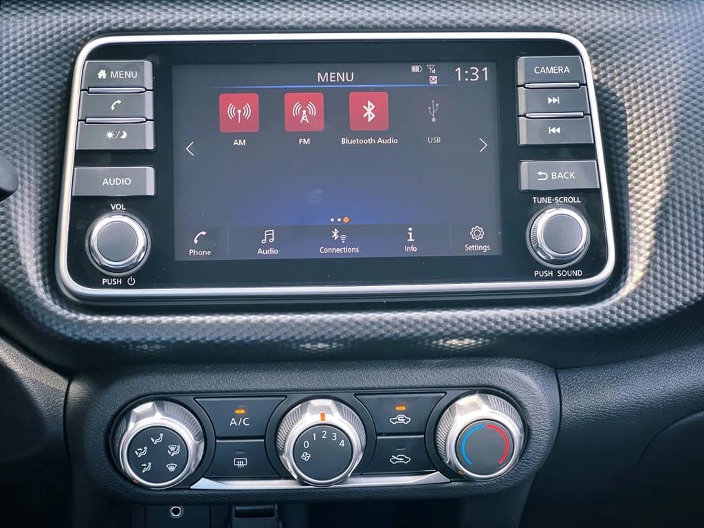 Nissan Kicks 2023 Gray infotainment screen