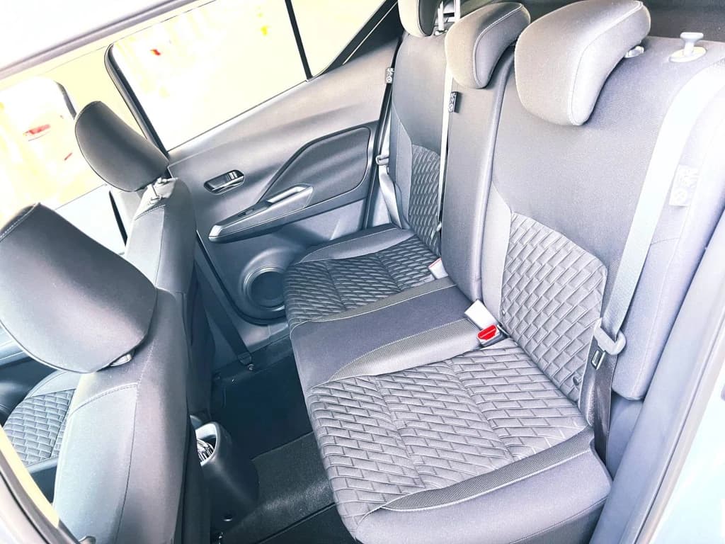 Nissan Kicks 2023 Gray rear seats