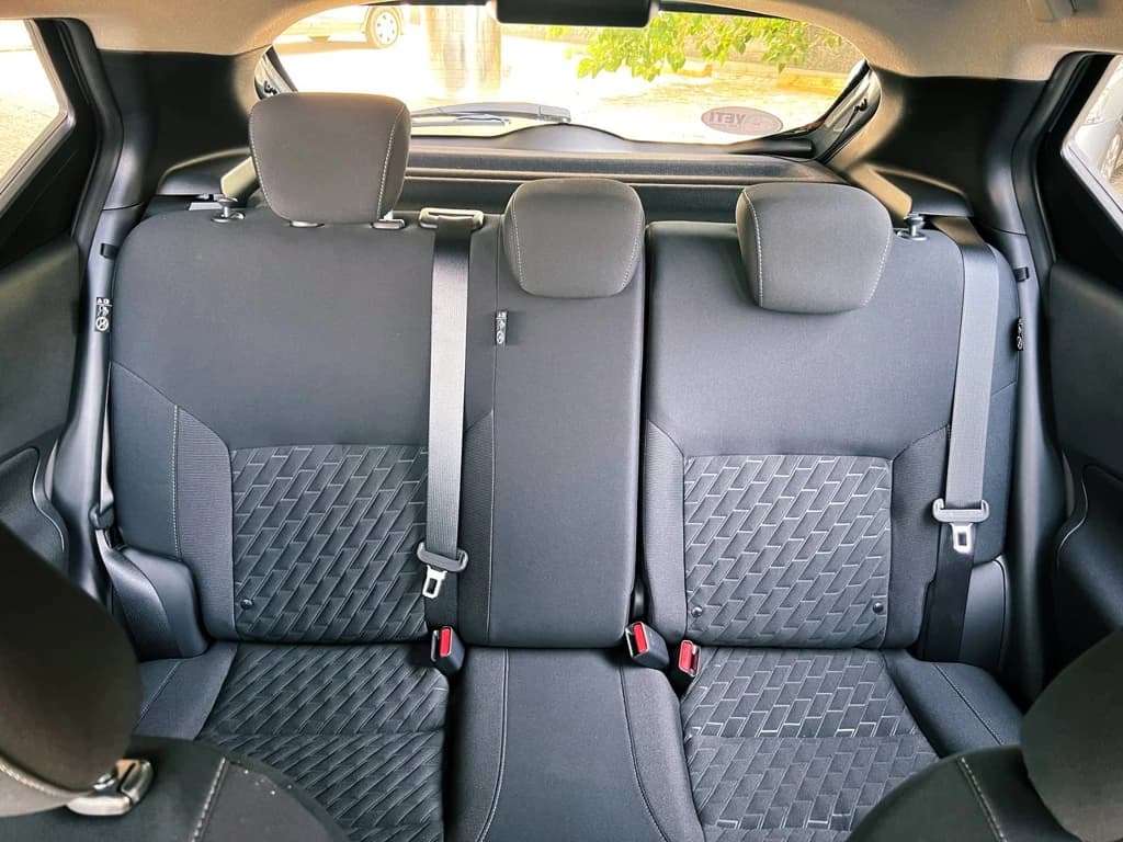 Nissan Kicks 2023 Gray rear seats