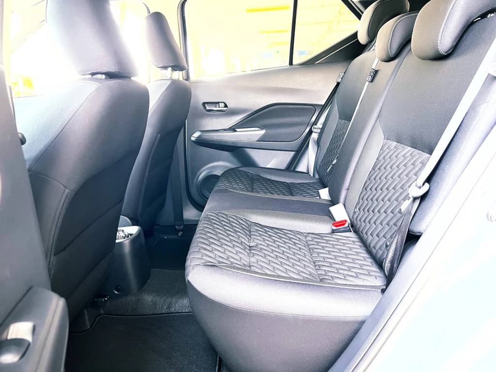 Nissan Kicks 2023 Gray rear seats