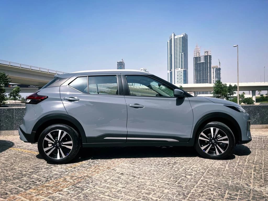 Nissan Kicks 2023 Gray side right