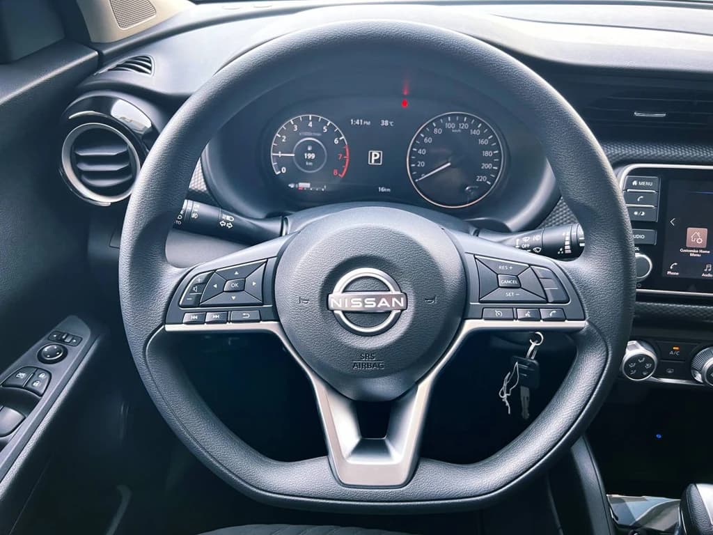 Nissan Kicks 2023 Gray steering wheel